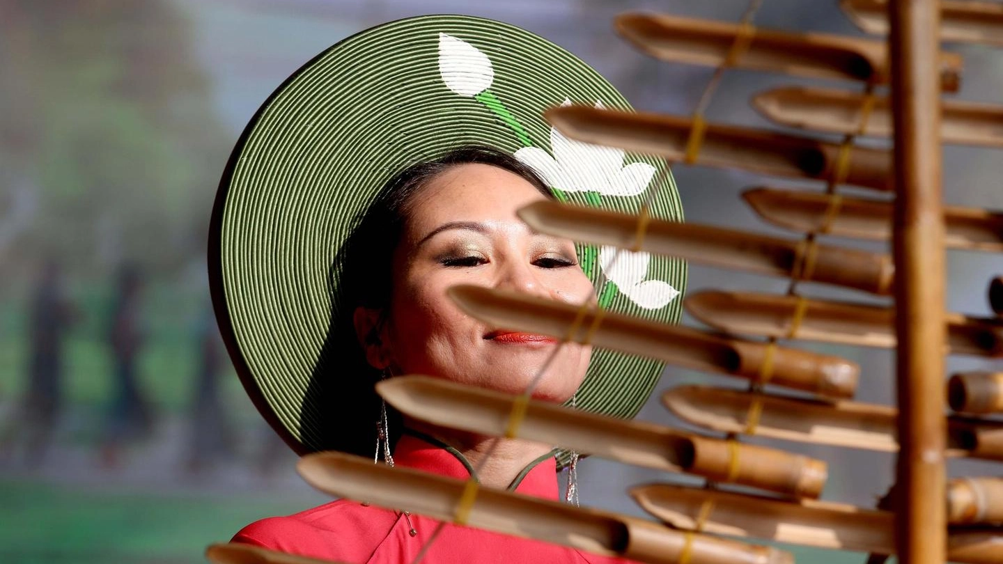 Una donna vietnamita in costume tradizionale