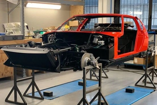 Auto in fase di restauro (Foto Cairati Milano)