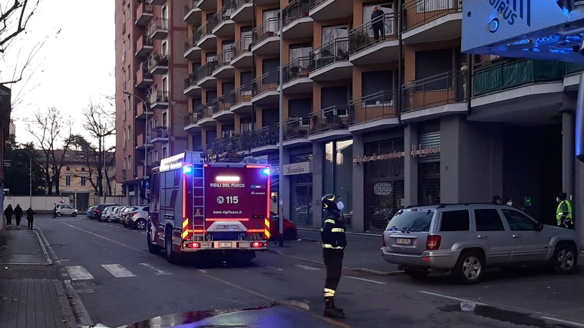 I vigili del fuoco al lavoro per mettere in sicurezza il condominio di via Martinelli