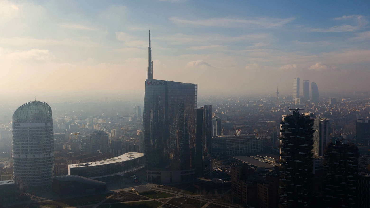 La foschia dello smog sullo skyline di Milano (foto di repertorio) La foschia dello smog sullo skyline di Milano (foto di repertorio)