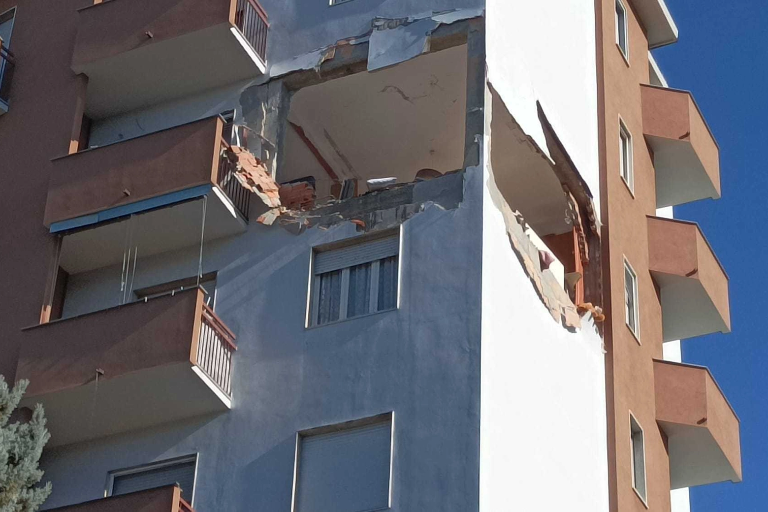 L'appartamento al sesto piano distrutto