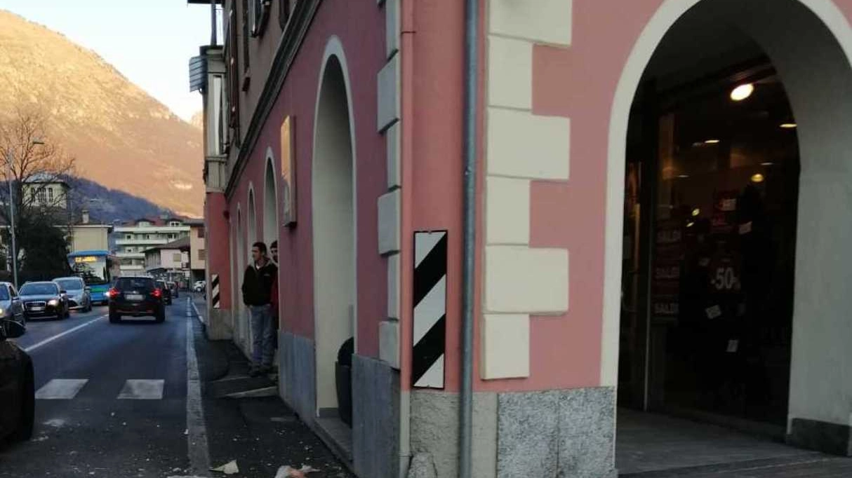 Il cornicione crollato all’improvviso all’angolo fra via Ceresio e via Prati