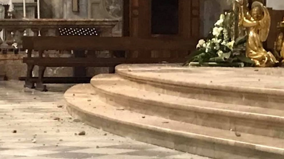 Calcinacci caduti nel Duomo di Vigevano (Foto Facebook don Mauro Bertoglio) 