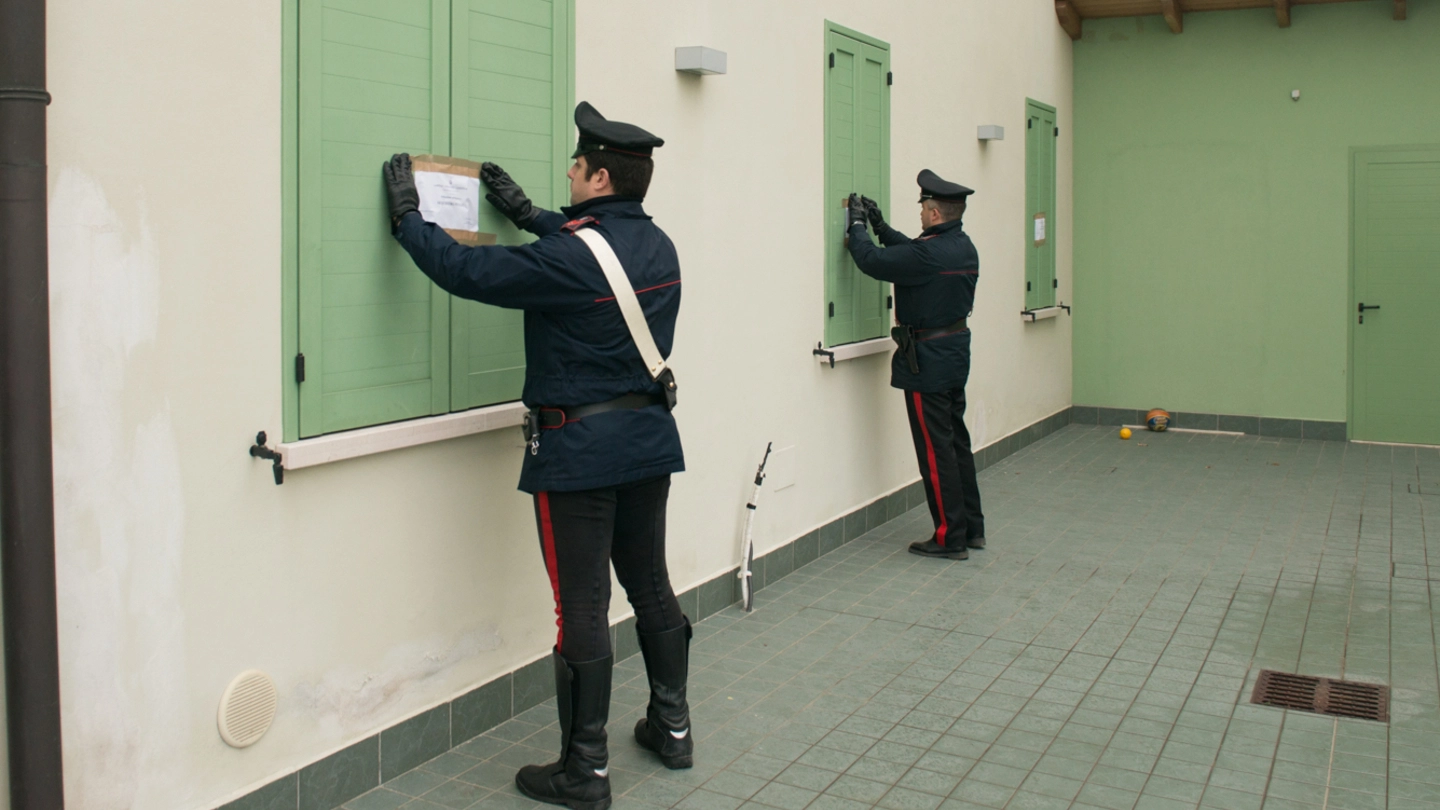 I carabinieri mettono i sigilli all’abitazione