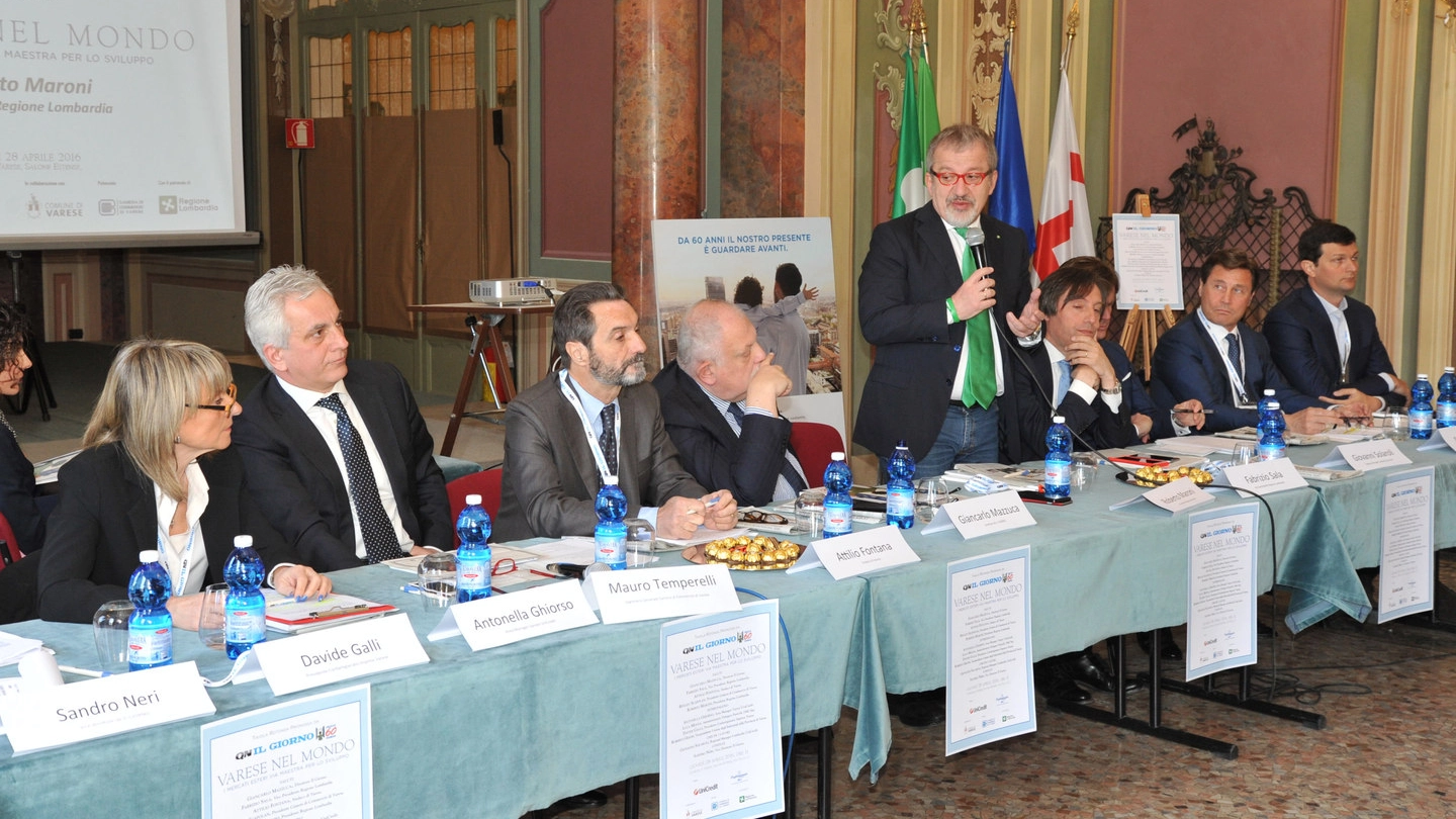 Il tavolo dei relatori con al centro Roberto Maroni
