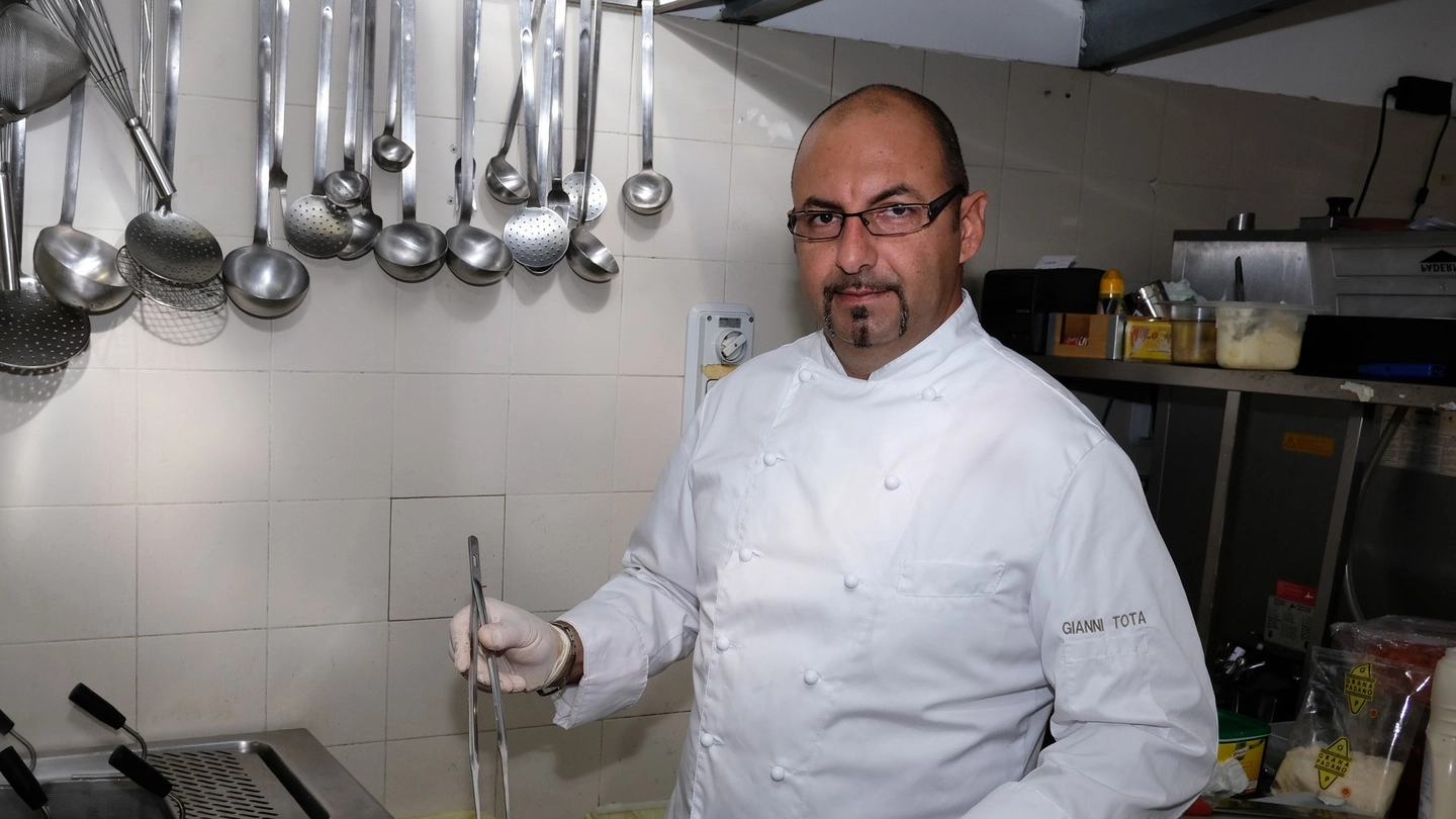 Lo chef Gianni Tota nella sua cucina