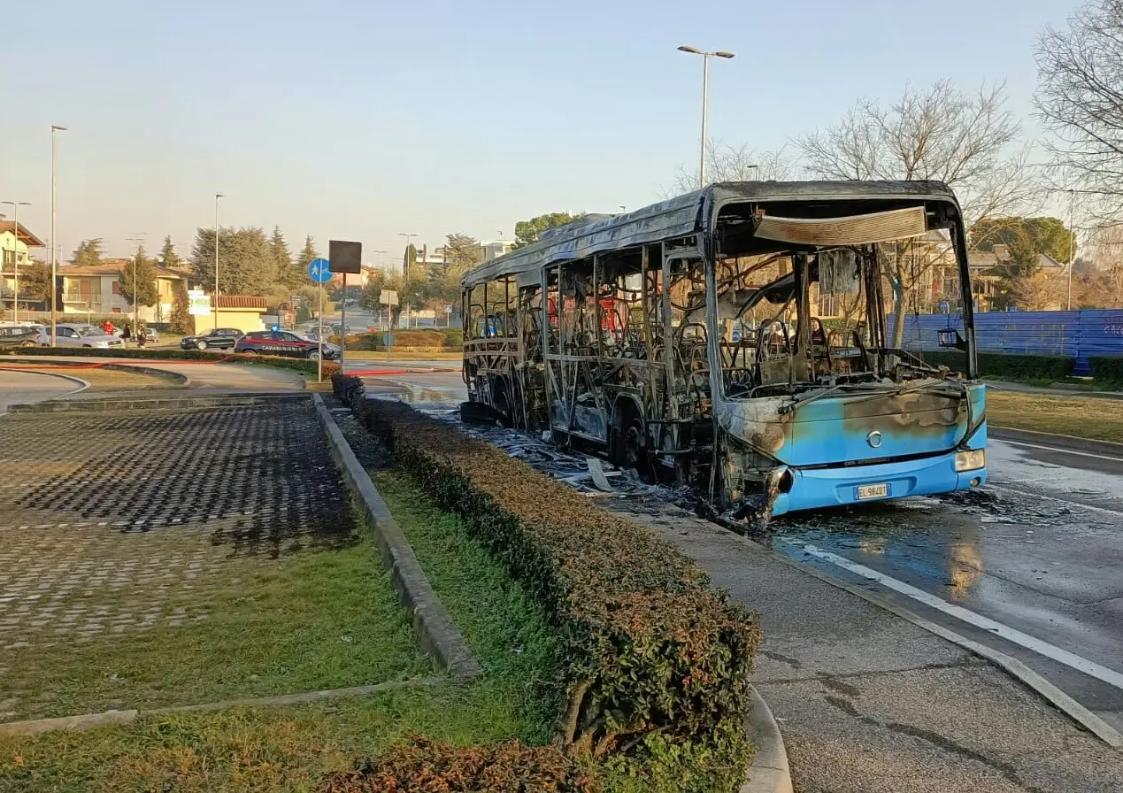 Desenzano, autobus di linea Apam prende fuoco in strada: paura vicino al supermercato