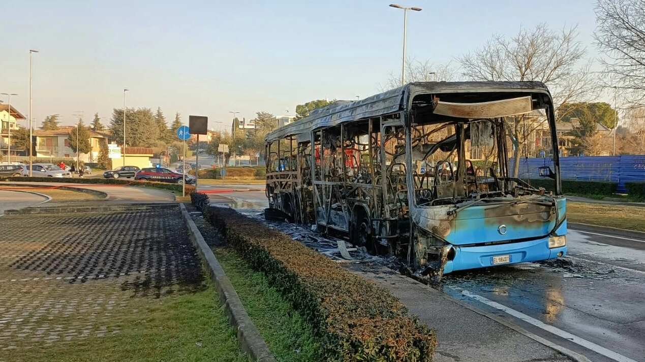 L'autobus andato a fuoco a Desenzano