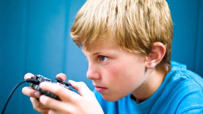 Un ragazzino gioca con i videogame in un'immagine di repertorio 