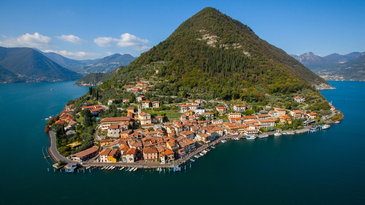 Al centro i prodotti del lago d’Iseo: olio, salame e sardine. Si può arrivare in traghetto da uno dei paesi del Sebino