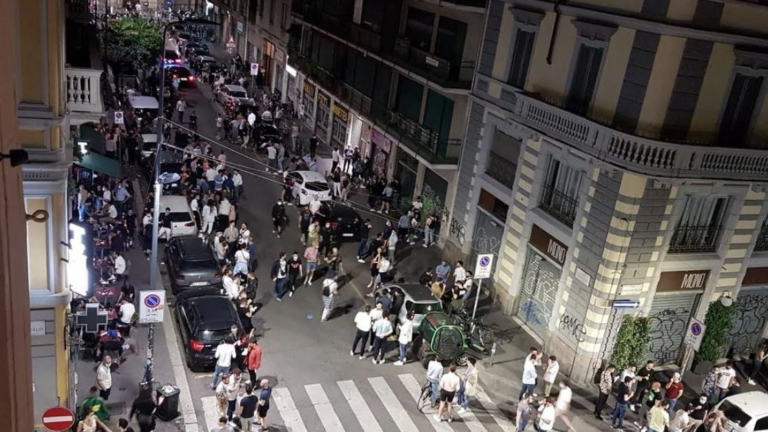 Folla in corso Como venerdì sera