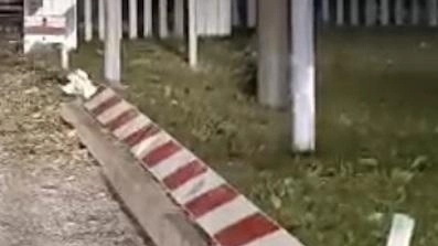 Al passaggio a livello crolla a terra la sbarra