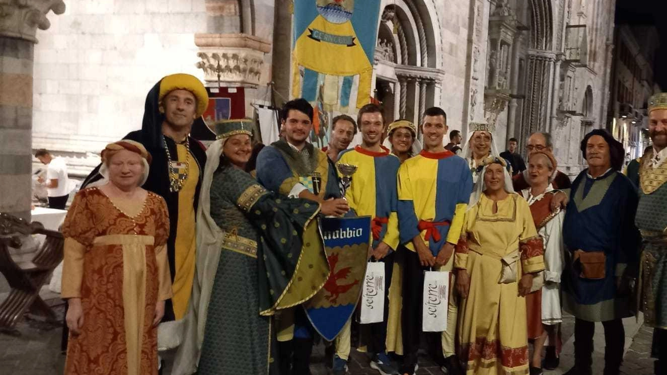 Cernobbio conquista il Palio del Baradello. Dame e cavalieri in festa Cernobbio conquista il Palio del Baradello. Dame e cavalieri in festa