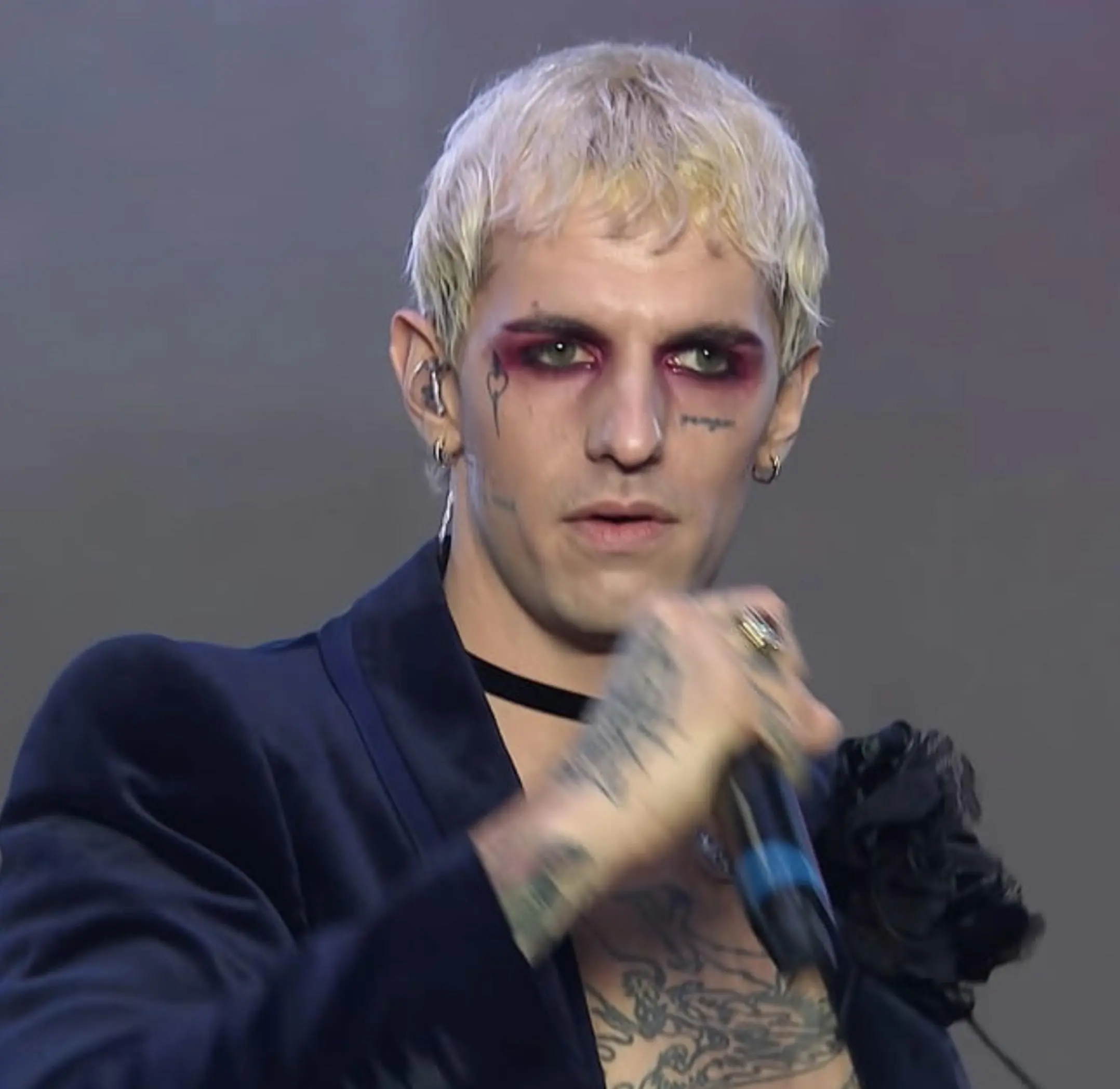 La “cattedra“ sul palco di Achille Lauro
