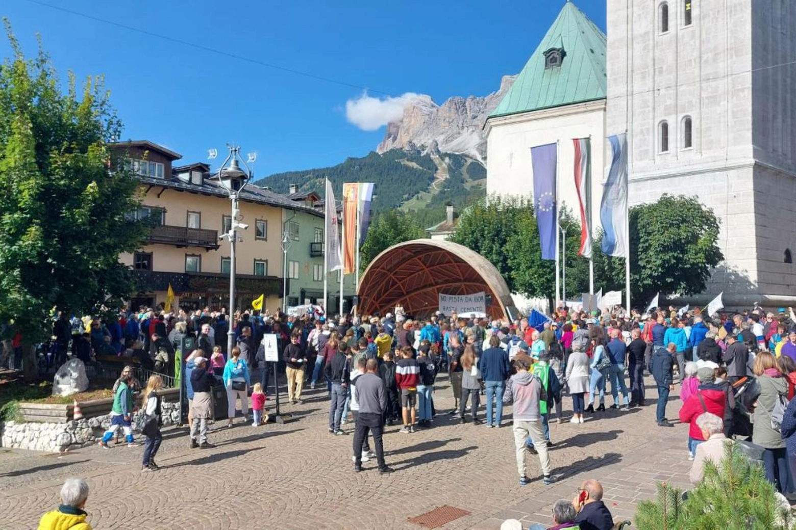 La protesta a Cortina contro la pista di bob per le Olimpiadi invernali
