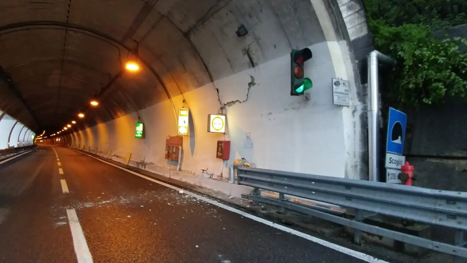 Lierna, piovono calcinacci nella galleria della Sp 72: scattano i controlli