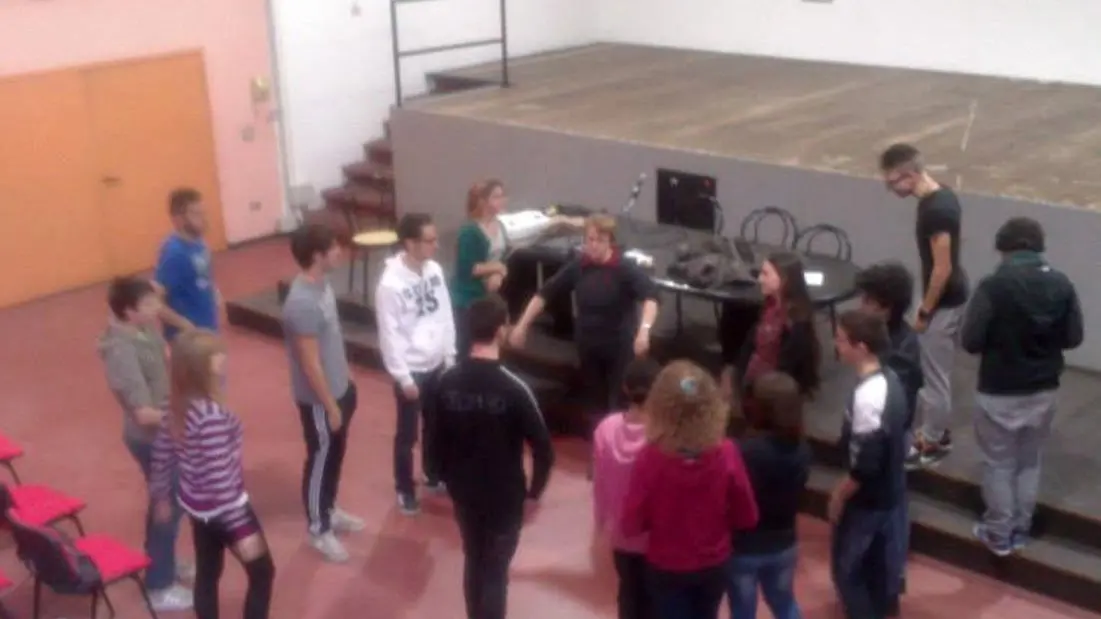 Le ripetizioni ai primini  Gli allievi cambiano banco  e “giocano“ a fare i prof