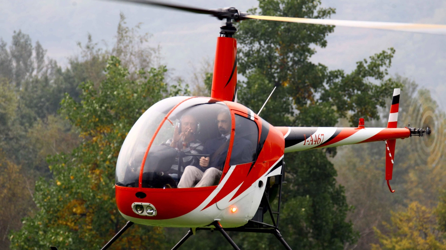 Il vicequestore Gallo pilota l'elicottero R22 (Anp)