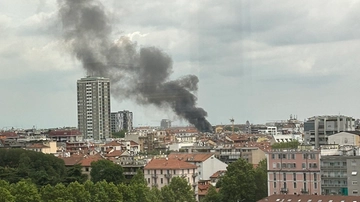 Esplosione e incendio in zona Porta Romana a Milano, scoppia furgone con bombole di ossigeno: due feriti e scuola evacuata