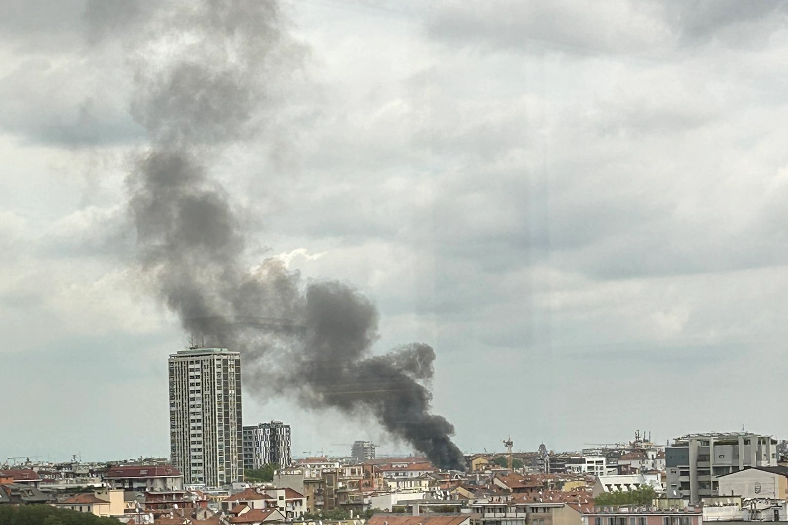 Milano, esplosione in Porta Romana: alta colonna di fumo nero (Foto Twitter)