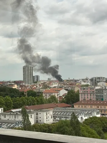 Esplosione e incendio in zona Porta Romana a Milano, scoppia furgone con bombole di ossigeno: due feriti e scuola evacuata