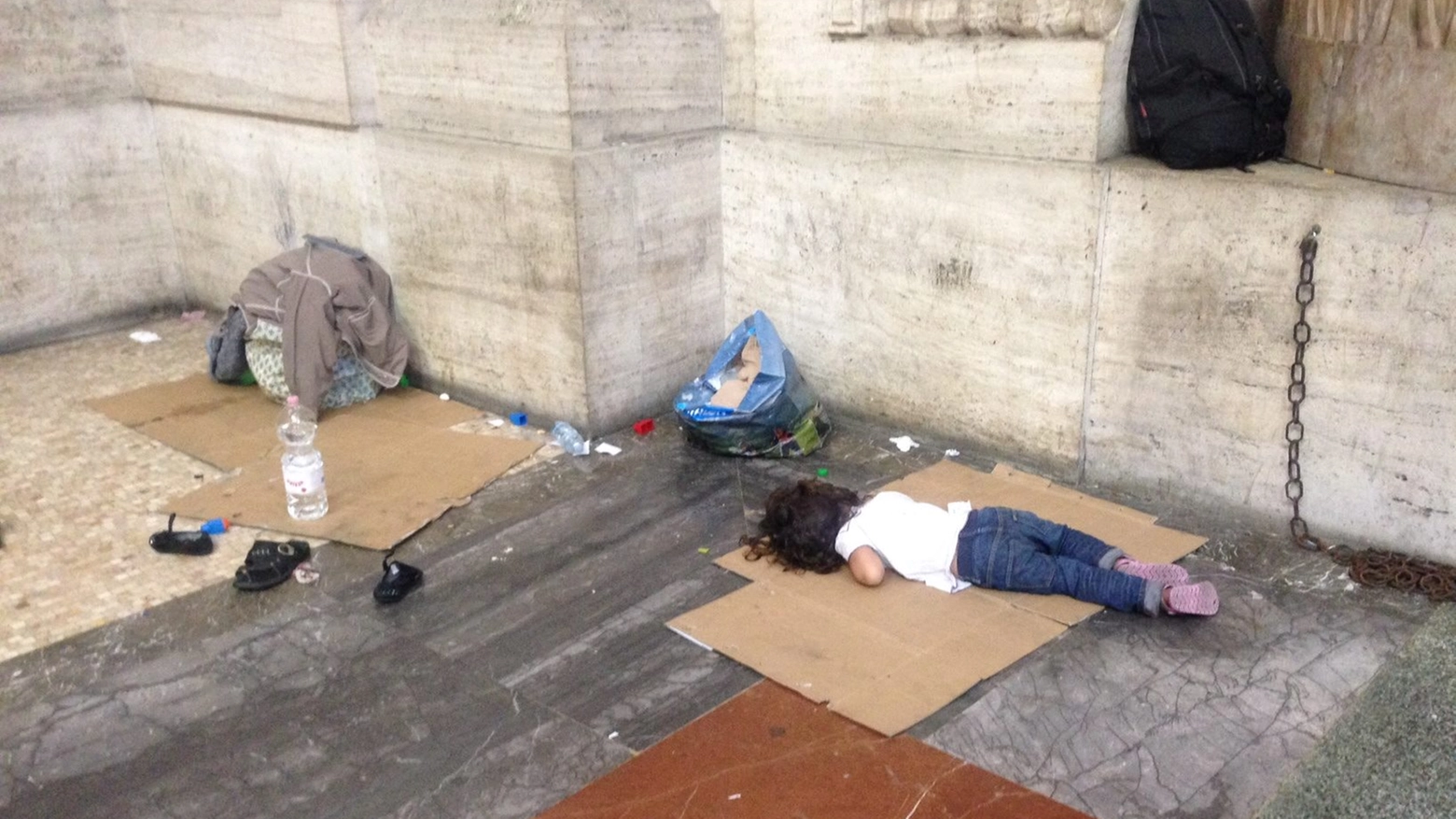 Bambini siriani dormono su cartoni in Stazione Centrale a Milano (foto Silvia Sardone Facebook)
