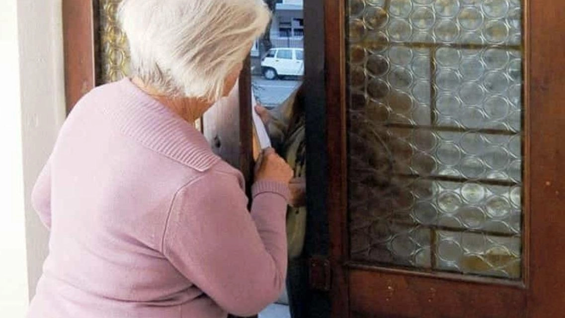 "Suo nipote sta male, deve pagare". Ma il truffatore trova i carabinieri "Suo nipote sta male, deve pagare". Ma il truffatore trova i carabinieri