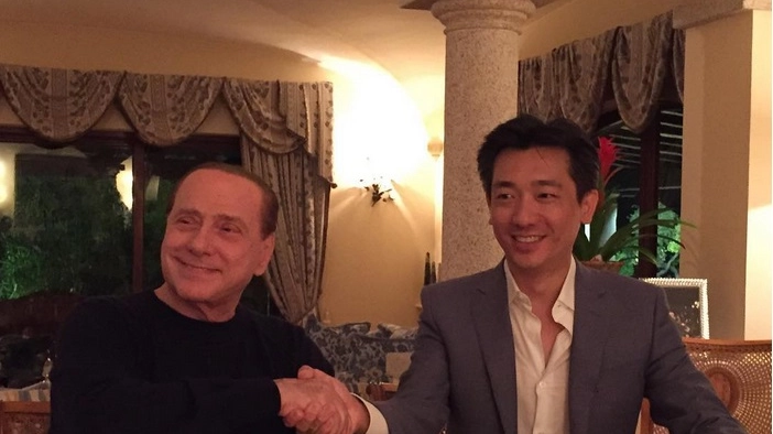 La stretta di mano fra Mr.Bee e Silvio Berlusconi (da Instagram Taechaubol)