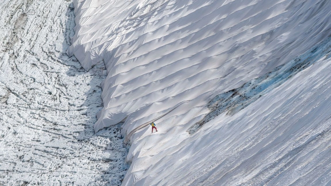 Nella foto di Michele lapini  la posa dei teli geotermici sul ghiacciaio del Presena