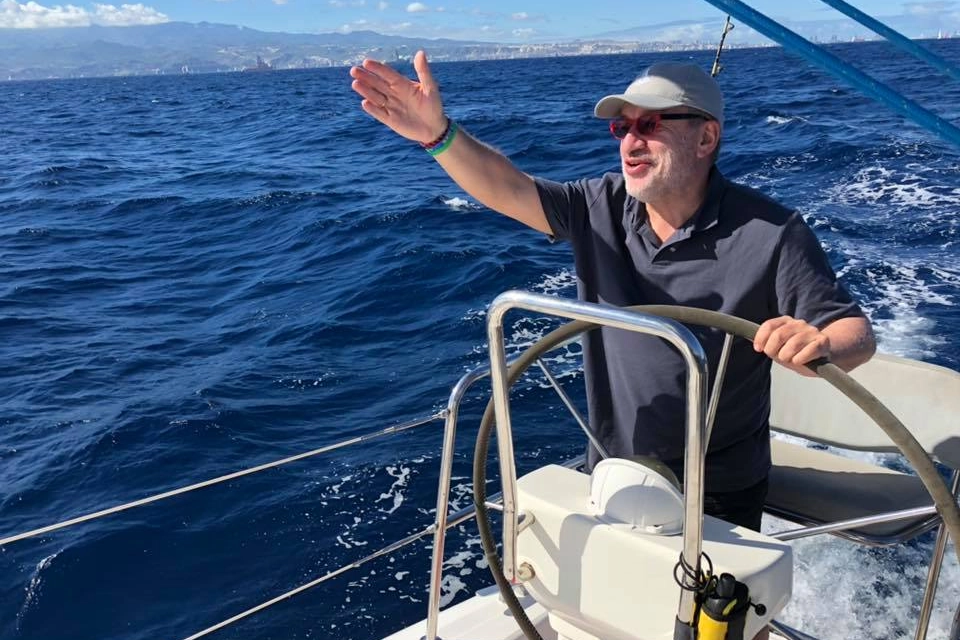 Roberto Maroni al timone di una barca a vela