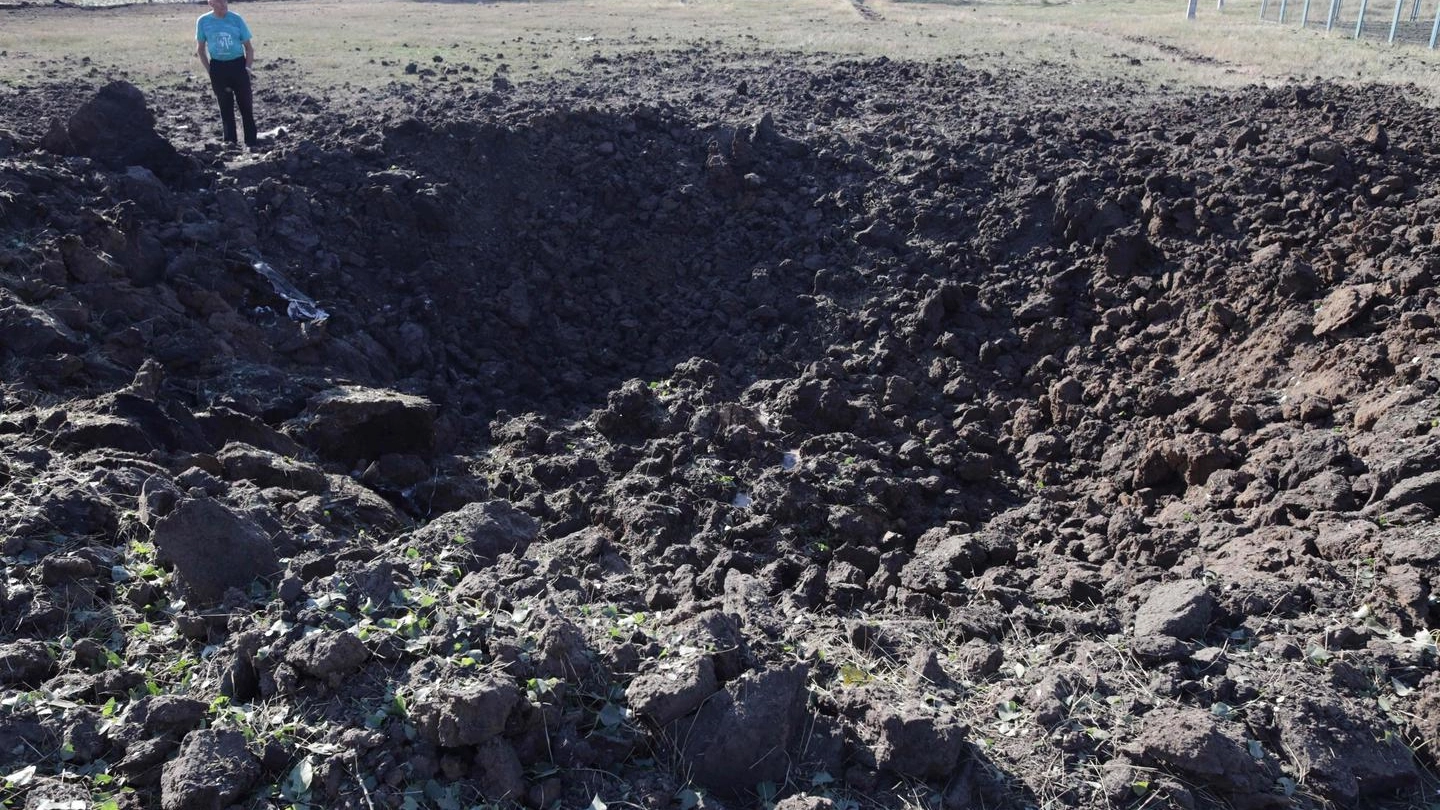 Il cratere di un bombardamento aereo vicino a Odessa (Ansa)