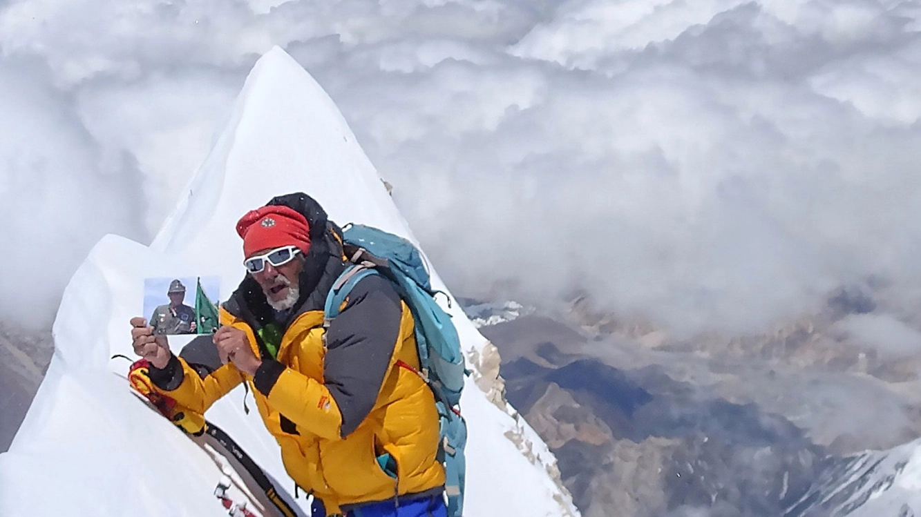 Valerio Annovazzi a 8.035 metri sulla vetta del GII