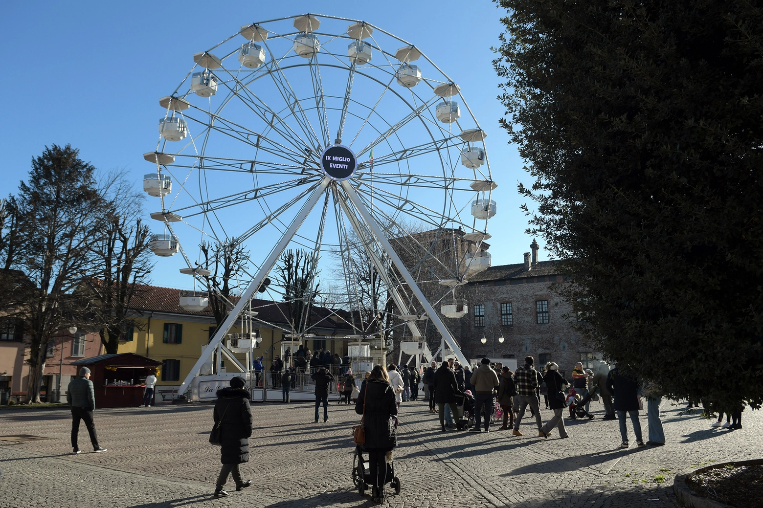 La ruota panoramica in piazza della Vittoria (Canali)