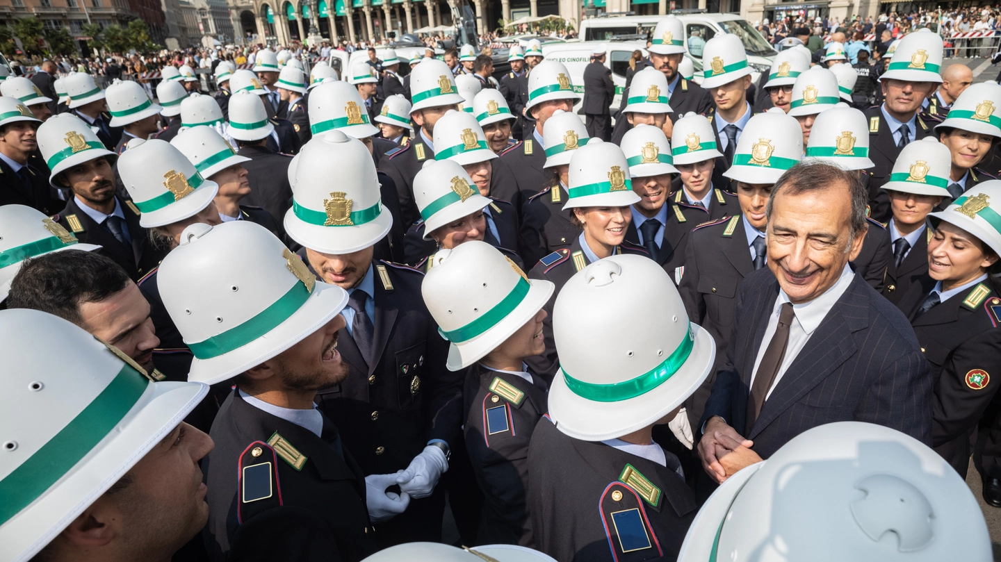 Il sindaco Sala e i vigili in piazza