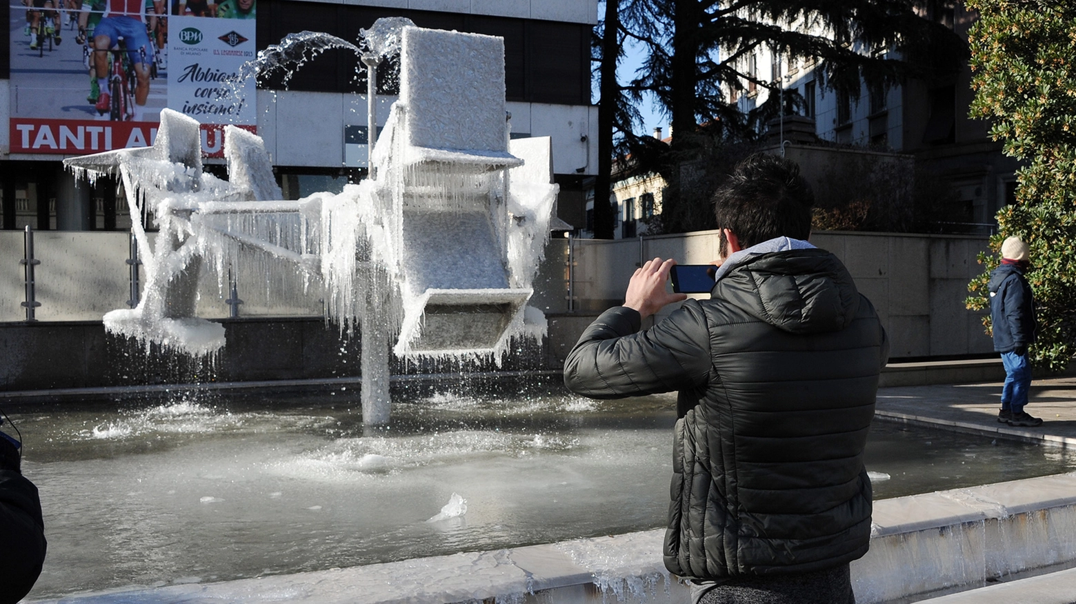 La fontana ghiacciata in largo Tosi