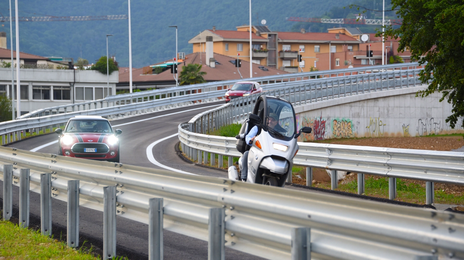 I primi veicoli sul sovrappasso al Rondò delle Valli