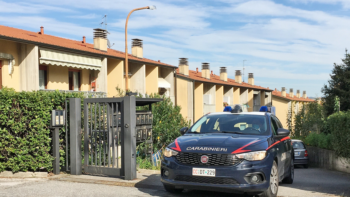 Carabinieri fuori dall’abitazione dove vive la madre di Alice Brignoli, a Inverigo