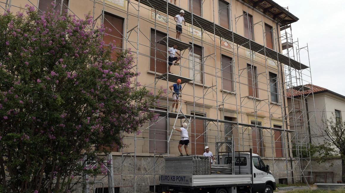 Partenza a ostacoli. Sos scuola De Amicis. I lavori non sono finiti: la coda del maltempo Partenza a ostacoli. Sos scuola De Amicis. I lavori non sono finiti: la coda del maltempo