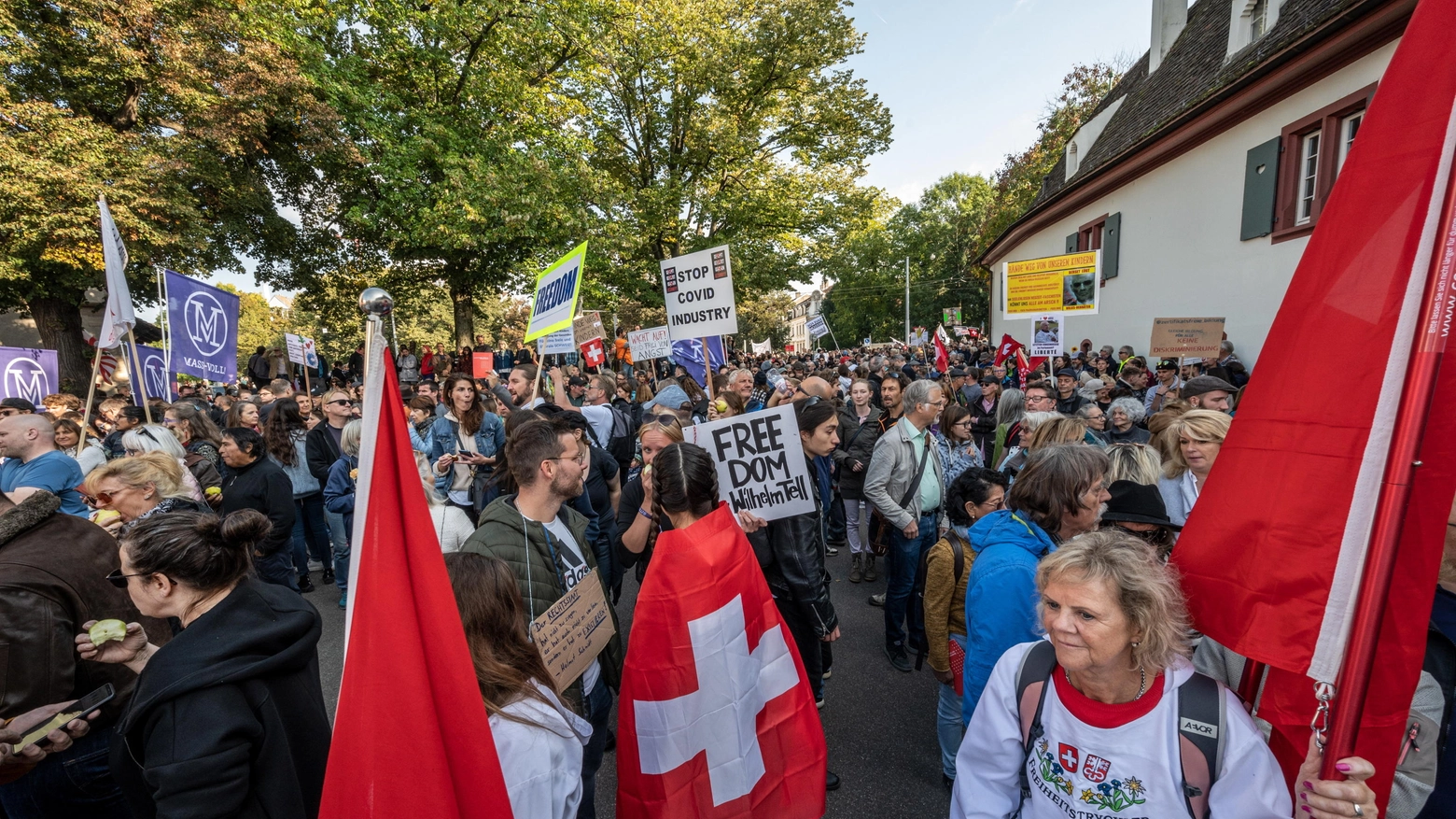 Proteste contro le restrizioni Covid a Basilea