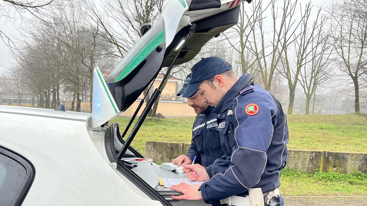 In preda all’ira spacca una finestra I cocci di vetro cadono dal primo piano In preda all’ira spacca una finestra I cocci di vetro cadono dal primo piano