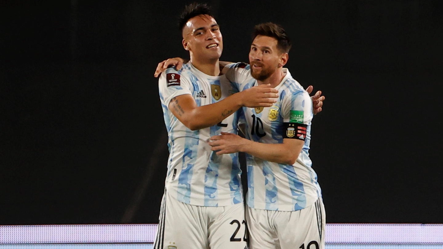 Lautaro Martinez insieme a Leo Messi