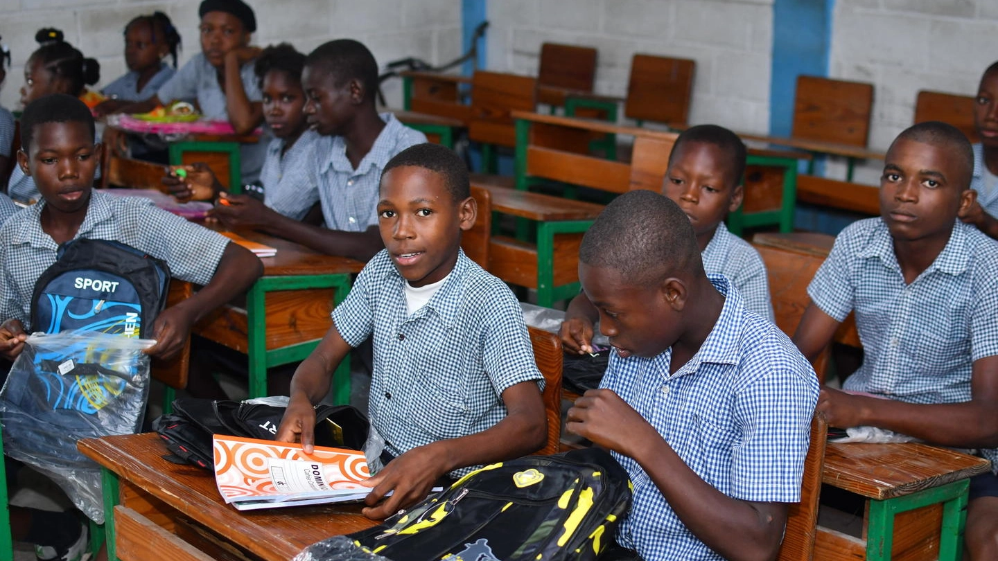 Alcuni studenti di Haiti in una scuola gestita dai missionari
