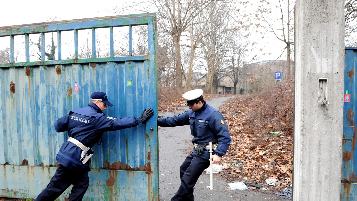 Agenti della polizia locale chiudono l’ingresso dell’ex Isotta Fraschini