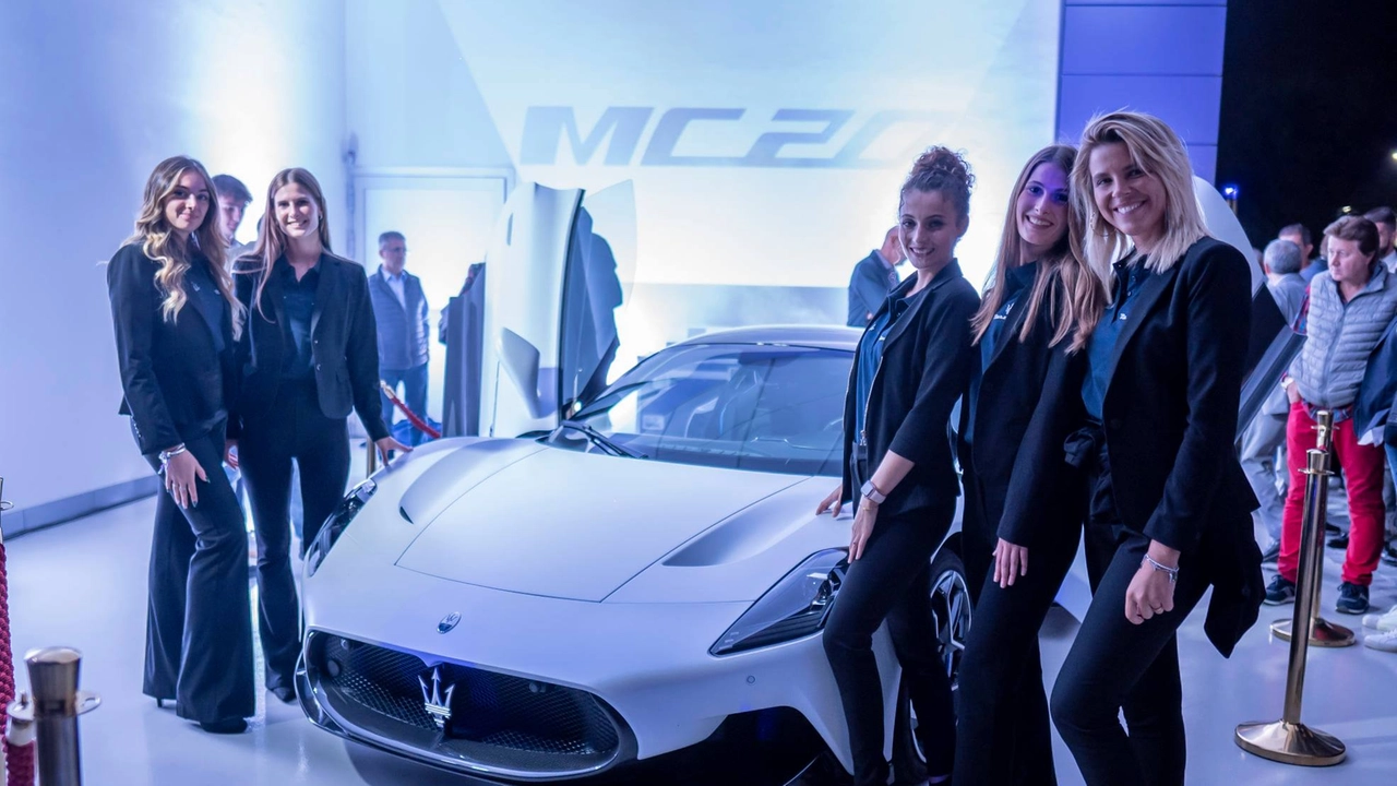Canegrate, auto extralusso e golf: presentata la nuova Maserati MC20