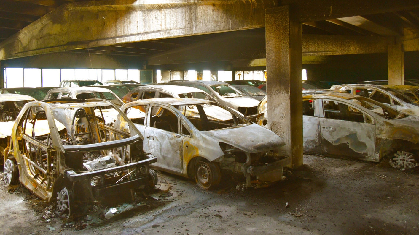 Le auto incendiate in un parcheggio a Grassobbio