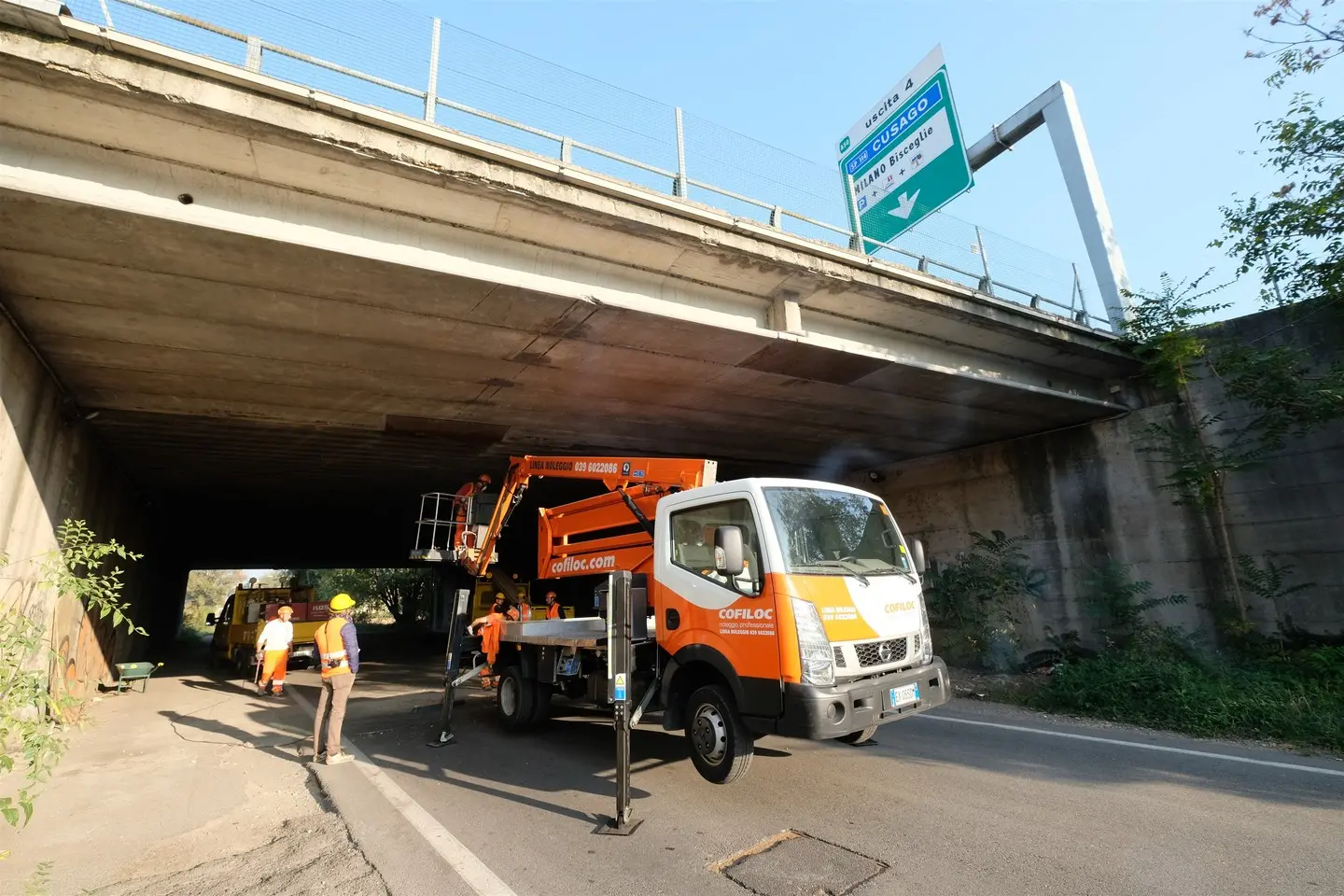 Calcinacci dal cavalcavia, chiusa la Tangenziale Ovest di Milano / FOTO