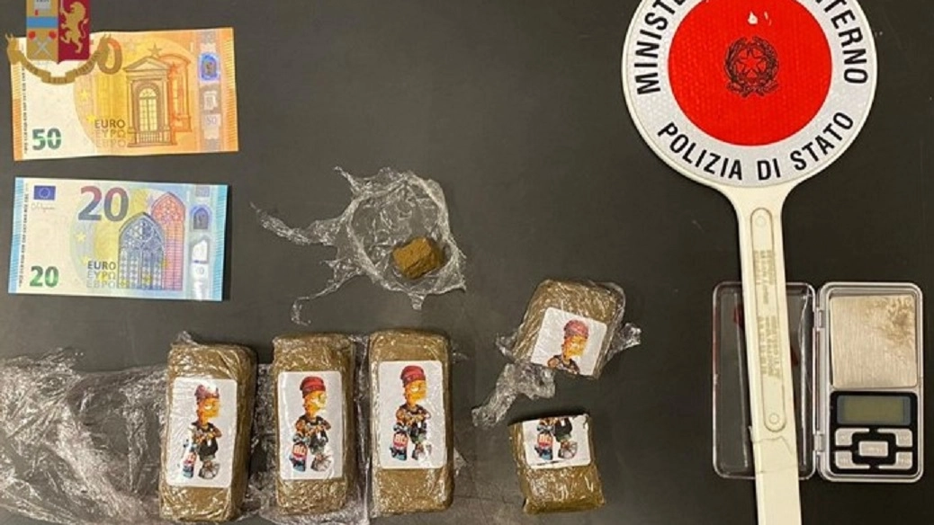 L'hashish e i soldi sequestrati allo spacciatore L'hashish e i soldi sequestrati allo spacciatore