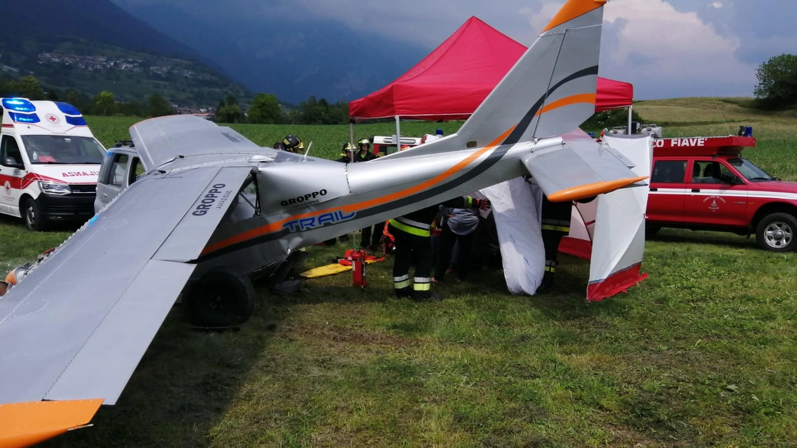 Aereo ultraleggero in fase di decollo finisce contro un'auto in Trentino