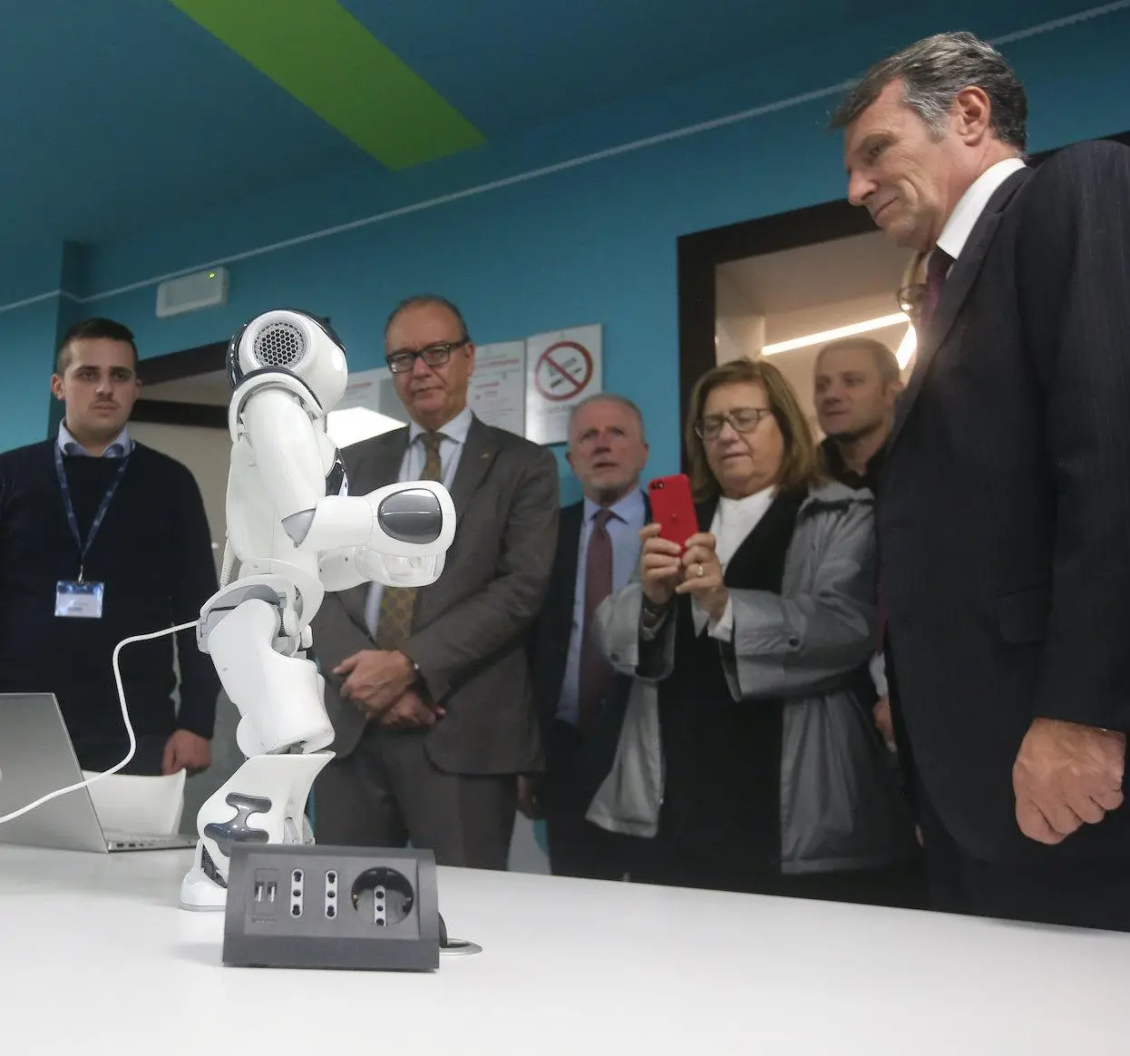 A lezione da Nao. Il robot umanoide traccia la strada