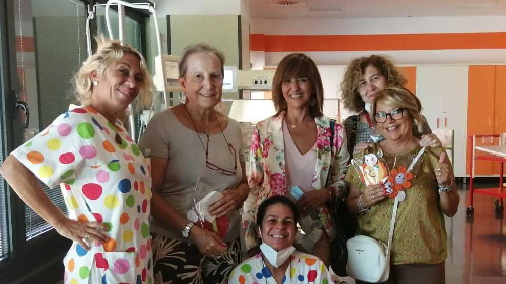 Quaranta tate per chi nasce prima. Le copertine di “Mani in Maglia“ ai bimbi prematuri in ospedale Quaranta tate per chi nasce prima. Le copertine di “Mani in Maglia“ ai bimbi prematuri in ospedale